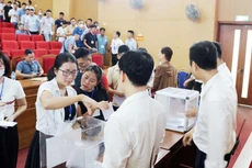 Khách hàng bỏ phiếu tại phiên đấu giá 54 thửa đất tại huyện Quốc Oai