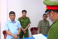 Công an đọc lệnh bắt ông Nguyễn Phạm Trọng Nghĩa (ngoài cùng bên trái). Ảnh: Công an Quảng Ngãi.