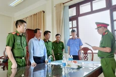 Đọc lệnh bắt tạm giam bị can Nguyễn Xuân Hoan, Phó Chủ tịch UBND huyện Bù Gia Mập.