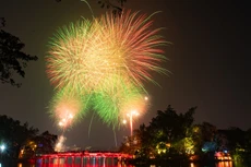 Bắn pháo hoa tại Hồ Gươm