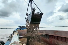 Khai thác mỏ cát trên sông Tiền, thuộc Phường 11 và xã Tân Thuận Tây, thành phố Cao Lãnh 