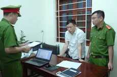 Cơ quan CSĐT đọc lệnh bắt bị can để tạm giam đối với Trần Đức Lợi - Phó Chủ tịch UBND huyện Quỳ Hợp