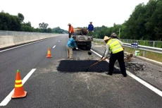 Công tác sửa chữa đường bộ khó khăn nhiều bề