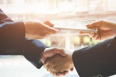 Luật Đấu thầu 2023 đã sửa đổi, bổ sung có một nội dung về các hành vi bị cấm trong đấu thầu nhằm hạn chế tình trạng thông thầu. Ảnh chỉ mang tính minh họa. Nguồn Internet