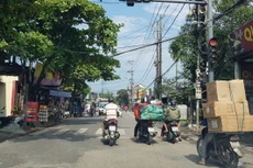 Đường Nguyễn Gia Thiều đang xuống cấp và mặt đường hẹp khiến các phương tiện giao thông đi lại khó khăn.