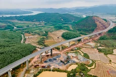 Cao tốc Cam Lộ - La Sơn 2 làn xe, không có dải phân cách cứng.