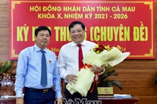 Ông Nguyễn Tiến Hải, Bí thư Tỉnh uỷ, Chủ tịch HĐND tỉnh Cà Mau tặng hoa chúc mừng tân Chủ tịch UBND tỉnh Phạm Thành Ngại - Ảnh: CàMau Online