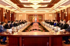 Chủ tịch Quốc hội Vương Đình Huệ hội đàm với Ủy viên trưởng Nhân đại toàn quốc Trung Quốc Triệu Lạc Tế.