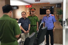 Cơ quan Công an đang tống đạt các quyết định khám xét nhà ông Huỳnh Văn Cán tại phường Chính Gián, quận Thanh Khê, thành phố Đà Nẵng.