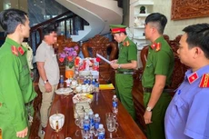 Công an tỉnh Quảng Ngãi tống đạt quyết định khởi tố bị can và thi hành lệnh khám xét chỗ ở, nơi làm việc đối với bị can Nguyễn Trung Vinh