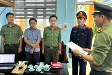 Cơ quan công an tống đạt quyết định khởi tố bị can và bắt tạm giam đối với Nguyễn Viết Sơn (Trưởng BQL các công trình công cộng huyện Lệ Thủy).
