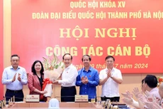 Các đại biểu chúc mừng bà Bùi Thị Minh Hoài nhận nhiệm vụ mới.