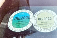 Cục Đăng kiểm khẳng định không có yêu cầu đổi mẫu tem kiểm định (bên trái) hiện tại