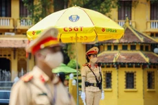 Lực lượng CSGT Hà Nội ứng trực phân luồng điều tiết giao thông.