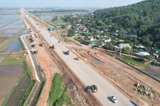 Thi công cao tốc Bắc - Nam, đoạn Diễn Châu - Bãi Vọt.