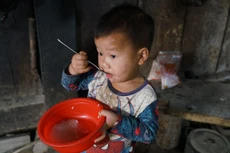 Bát cơm trộn nước sôi và ước mơ “gieo” chữ trên đại ngàn