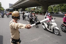 Cảnh sát giao thông Hà Nội điều tiết giao thông
