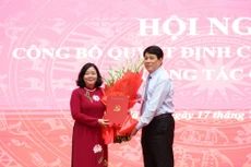 Ông Lương Cường, Ủy viên Bộ Chính trị, Thường trực Ban Bí thư, trao Quyết định của Bộ Chính trị phân công bà Bùi Thị Minh Hoài giữ chức Bí thư Thành ủy Hà Nội nhiệm kỳ 2020-2025