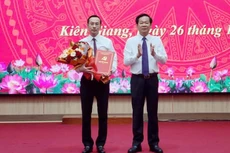 Bí thư Tỉnh ủy Kiên Giang Đỗ Thanh Bình trao Quyết định của Ban Bí thư Trung ương Đảng cho ông Nguyễn Thanh Nhàn.