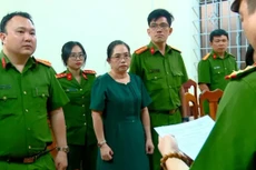 Công bố quyết định khởi tố bị can và lệnh bắt tạm giam bà Nguyễn Thị Hồng Sâm. Ảnh: CAND