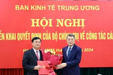 Trưởng Ban Tổ chức Trung ương Lê Minh Hưng trao quyết định của Bộ Chính trị cho ông Thái Thanh Quý