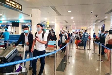 Hành khách làm thủ tục hàng không tại sân bay quốc tế Tân Sơn Nhất