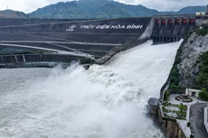 Hồ Thủy điện Hòa Bình mở 1 cửa xả đáy