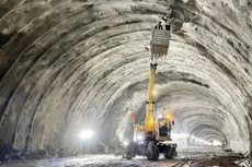 Công nhân tăng tốc gia cố vòm hầm số 2 trên cao tốc Quảng Ngãi - Hoài Nhơn. Ảnh: TTXVN
