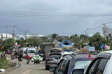Đường xấu, không có lực lượng chức năng phân luồng, phương tiện chen nhau qua cầu tạm nên tắc đường cục bộ liên tục xảy ra trên tuyến Quốc lộ 19 từ Gia Lai đi Bình Định