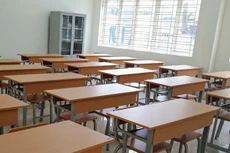 Hàng hóa của Gói thầu số 10 là bàn ghế học sinh, bảng chống lóa, bàn giáo viên… (ảnh minh họa: Internet)