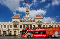 Xe buýt hai tầng thoáng nóc chở khách tham quan nội đô TP.HCM 