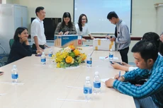 Các nhà thầu ký xác nhận thùng HSĐXTC còn nguyên niêm phong
