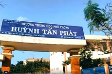 Gói thầu Thi công sửa chữa công trình Trường THPT Huỳnh Tấn Phát (huyện Bình Đại, tỉnh Bến Tre) từng bị “tố” có cài cắm tiêu chí trong HSYC để loại nhà thầu. Ảnh: Châu Hưng