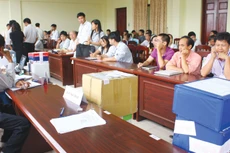 Buổi mở thầu chính là hình ảnh thu gọn của quá trình lựa chọn nhà thầu với nhiều màu sắc, trạng thái đa dạng. Ảnh: Nhã Chi