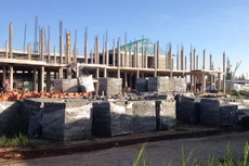 Gói thầu số 20 thuộc Dự án Xây dựng BVĐK huyện Ngọc Hiển, tỉnh Cà Mau có nội dung thi công xây dựng khoa khám bệnh, hành chính… Ảnh: Gia Bách