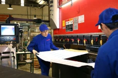 Bộ KH&ĐT đề xuất cần nghiên cứu ban hành sớm chính sách cắt giảm hợp lý và mạnh mẽ các loại thuế, phí đối với doanh nghiệp. Ảnh: Lê Tiên