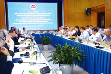 Các chuyên gia quốc tế thảo luận với Tổ biên tập Tiểu ban Kinh tế - Xã hội Đại hội XIII của Đảng trước thềm VRDF 2019. Ảnh: Lê Tiên