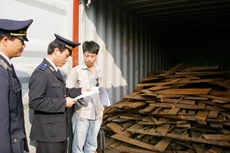 Dù các điều kiện kinh doanh đã được cắt giảm trên giấy tờ nhưng thực tế DN vẫn cảm nhận chưa được bao nhiêu. Ảnh: Tường Lâm