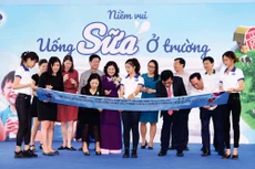 Các đại biểu cùng ký tên lên bảng tượng trưng với thông điệp “Hành động để mỗi trẻ em Việt Nam đều được uống sữa mỗi ngày”