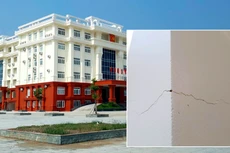 Báo cáo của Thành ủy Đồng Hới cho biết, các vết nứt chỉ xuất hiện ở mảng tường xây gạch block không nung. Ảnh: Minh Phong