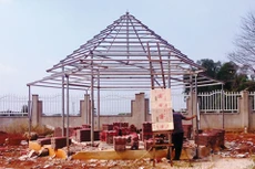 Công ty CP Nhân Thành Bờ Y đã tháo dỡ một số hạng mục xây dựng trái phép trên phần diện tích đất lấn chiếm. Ảnh: Thành Hưng