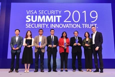 Đại diện Tổ chức thẻ quốc tế Visa, Vietcombank cùng một số đơn vị được trao thưởng tại buổi lễ