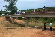 Cầu Chôn Ang - Chằm Khon tại xã Cẩm Sơn, huyện Lục Ngạn, tỉnh Bắc Giang, được khởi công vào tháng 3/2019 và dự kiến hoàn thành trong tháng 7/2019. Ảnh: Bích Thảo