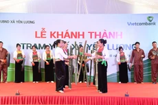 Tiết mục cồng chiêng của đồng bào Mường chào mừng Lễ khánh thành Trạm Y tế xã Yên Lương. Ảnh: Lê Hồng Quang