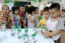 Các em học sinh hào hứng trong giờ uống sữa học đường. Ảnh: Phạm Hùng