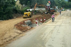 Nhiều gói thầu xây lắp mà Top 5 nhà thầu thường xuyên trúng thầu tại huyện Vĩnh Tường (tỉnh Vĩnh Phúc) đang thực hiện có tỷ lệ tiết kiệm không quá 0,1%. Ảnh: Thu Hương