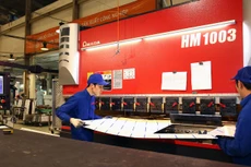 Nhiệm vụ hàng đầu hiện nay là đẩy mạnh xây dựng và hoàn thiện thể chế, tạo môi trường thông thoáng cho sản xuất kinh doanh và đầu tư. Ảnh: Lê Tiên