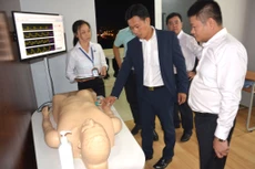 Thứ trưởng Bộ LĐTB&XH Lê Quân (đứng giữa) tham quan mô hình đào tạo điều dưỡng sang làm việc tại Nhật Bản tại Trường Cao đẳng Lê Quý Đôn Việt - Nhật