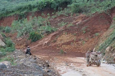 Tỉnh lộ 674 dài 36 km nối từ thôn Tam An, xã Sa Sơn đến làng Rẽ, xã Mo Ray (huyện Sa Thầy, tỉnh Kon Tum) bị sạt lở từ giữa tháng 7/2018. Ảnh: Hữu Phúc