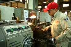 Cách tốt nhất để doanh nghiệp tiết giảm chi phí khi giá điện tăng là đổi mới công nghệ. Ảnh: Lê Tiên